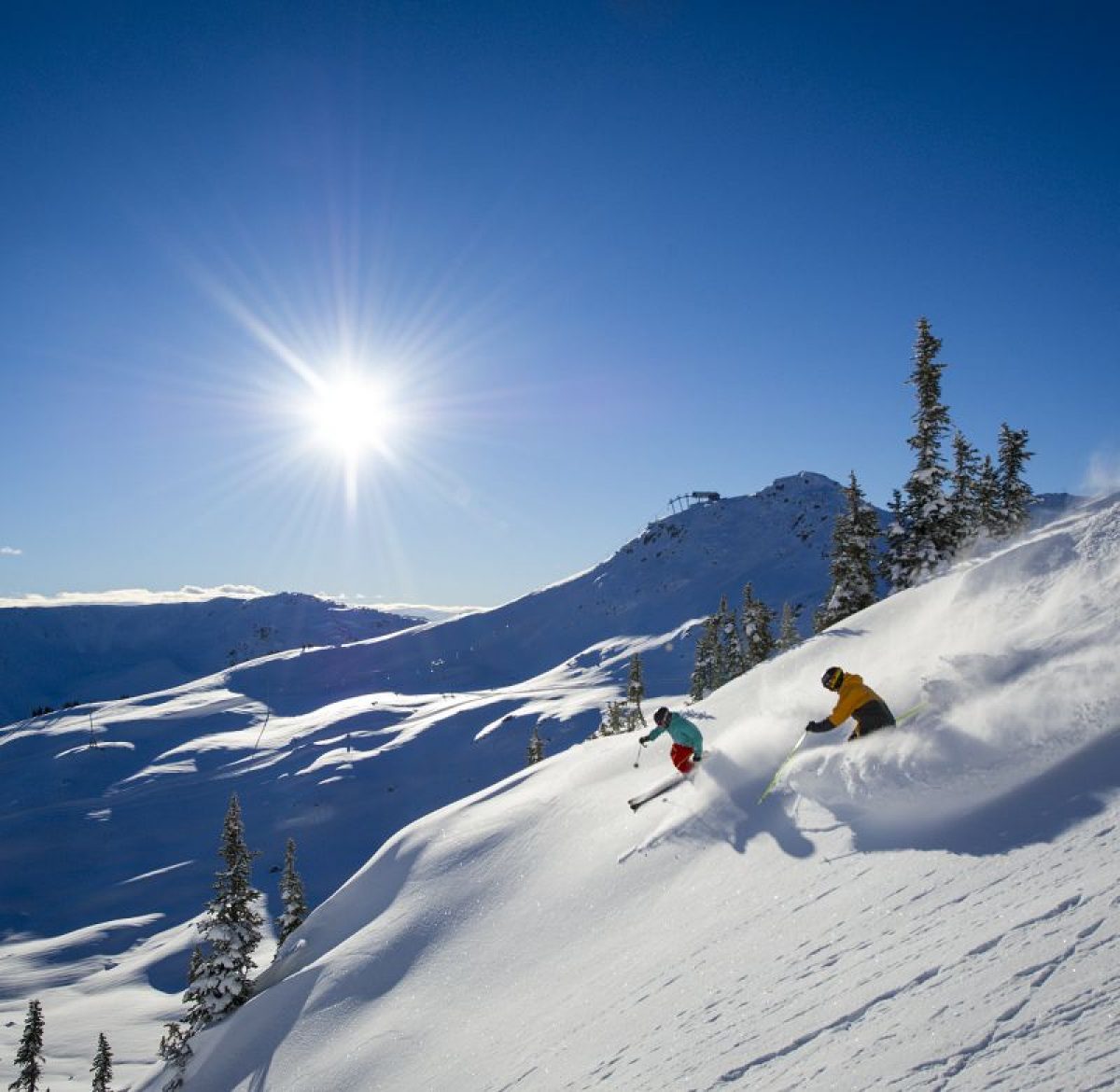 Склон. Сноуборд-курорт Вистлер. Whistler Canada лыжи. Горы горнолыжка. Горнолыжный туризм в Канаде.