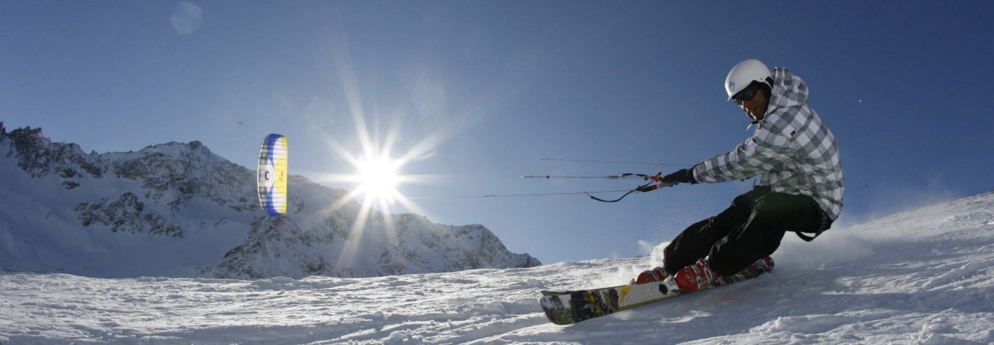 EL427 Snow kiting in Serre Chevalier Photo accreditiation to Agence Zoom